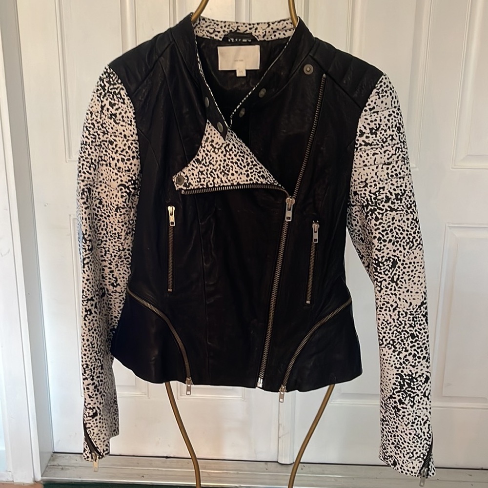 Stylish Black and White Leather Jacket - Picture 3 of 4